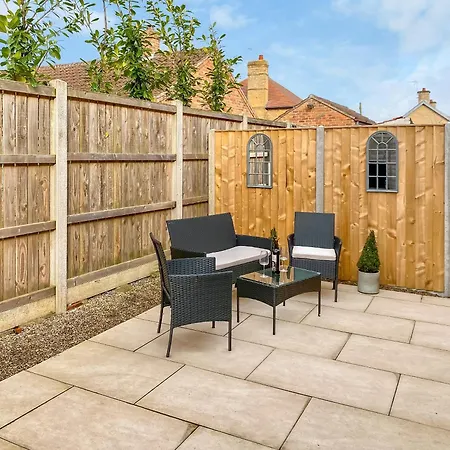 Lily Pad - Uk49104 * Helmsley